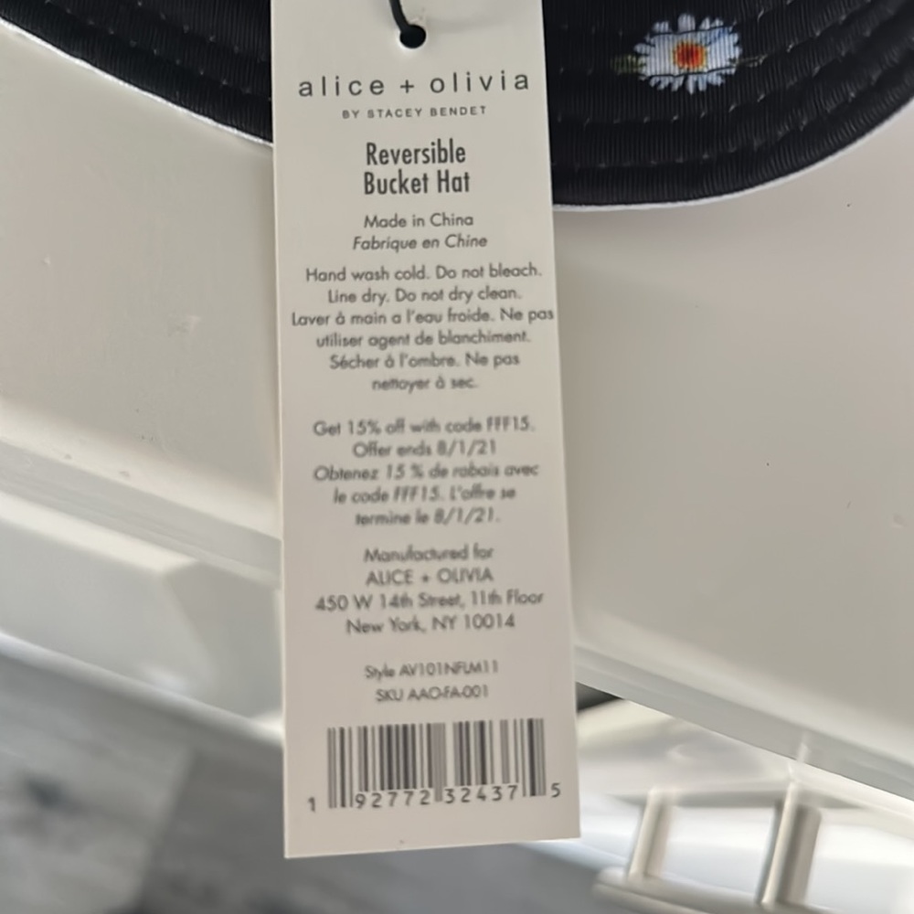 Alice + Olivia black reversible bucket hat with tags - Picture 5 of 5